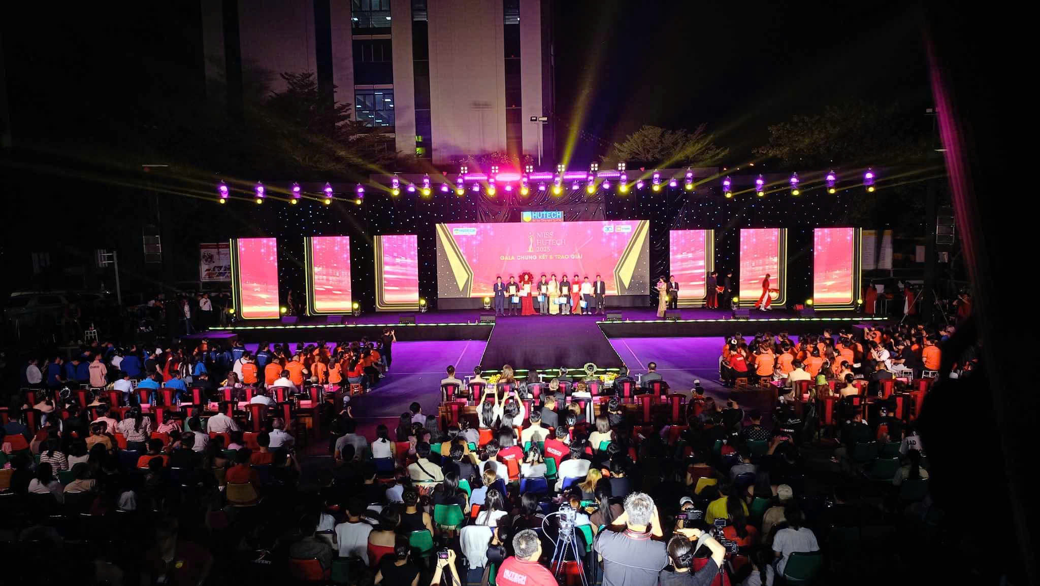 Tổ chức sự kiện